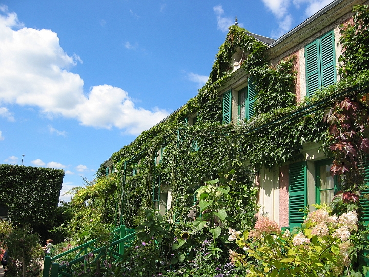 33 Giverny gardens and Monet house.jpg